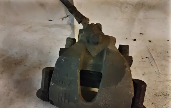 Volkswagen Golf VI Front brake caliper