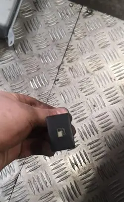 Toyota Avensis T270 Fuel tank opening switch 
