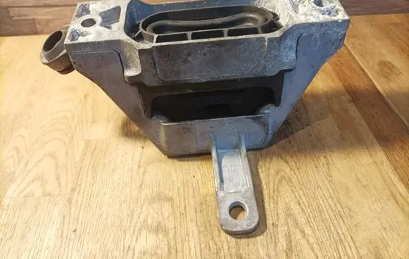 Opel Insignia A Engine mount bracket 2107731