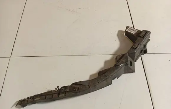 Volkswagen PASSAT B5 Front bumper mounting bracket 3B0807050B