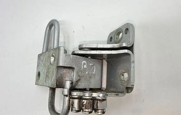 Volkswagen Caddy Front door lower hinge 1T0831412C