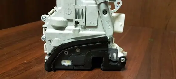 Audi Q7 4M Front door lock 8J2837015E