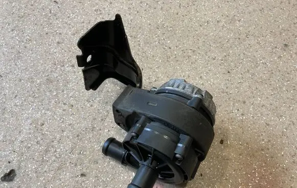 Volkswagen Golf VIII Electric auxiliary coolant/water pump 04L965567B