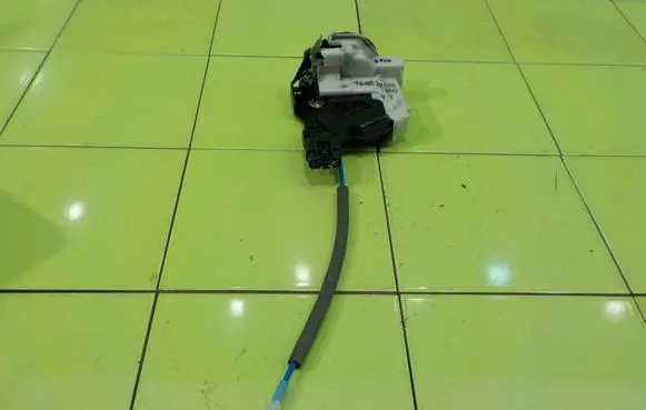 KIA Rio Front door lock 
