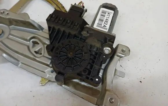 Opel Astra H Front door window regulator motor