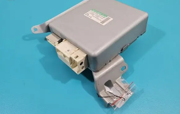 Toyota Avensis T270 Central body control module 89650-05140 IMPRK1397222