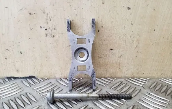 Skoda Octavia Mk3 (5E) Fuel Injector clamp holder 04L216
