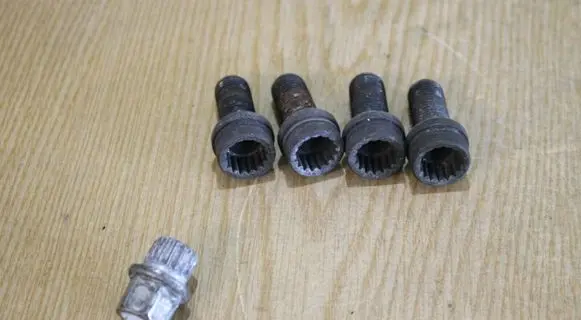 Seat Leon (1P) Anti-theft wheel nuts and lock 