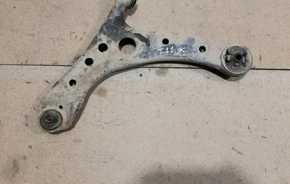Toyota Avensis Verso Front lower control arm/wishbone