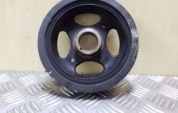 Toyota Avensis T270 Crankshaft pulley 134080R030