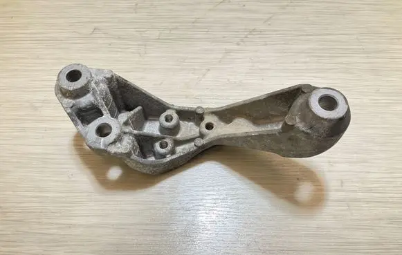 Opel Mokka X Engine mounting bracket