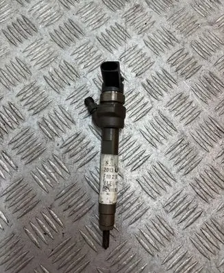 BMW 5 F10 F11 Fuel injector 7798446 045110601