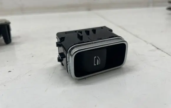 Mercedes-Benz CLA C118 X118 Electric window control switch A1679050201