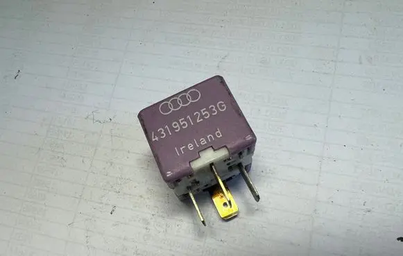 Volkswagen PASSAT B5 Other relay 431951253G
