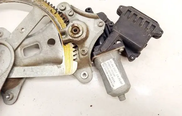 Toyota Corolla Verso AR10 Rear door window regulator motor 698400F020