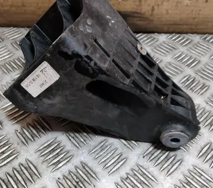 Mercedes-Benz CLA C117 X117 W117 Engine mounting bracket 1619600028