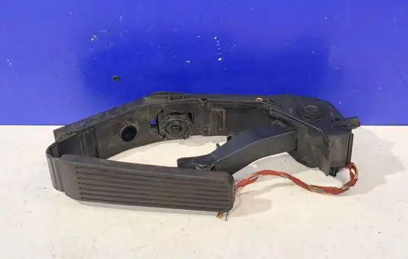 Mercedes-Benz C W203 Accelerator throttle pedal A2033010001