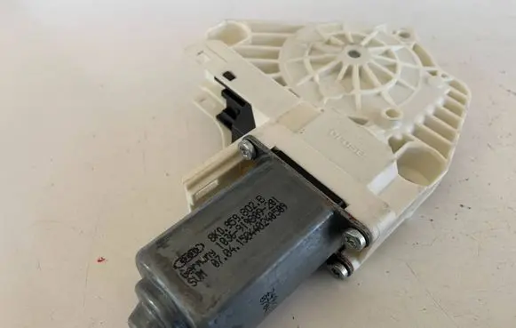 Audi Q5 SQ5 8R Front door window regulator motor 8K0959802B