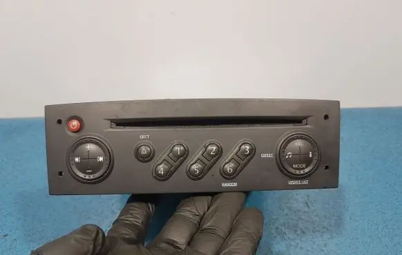 Renault Clio III Radio/GPS head unit trim 8200607915C