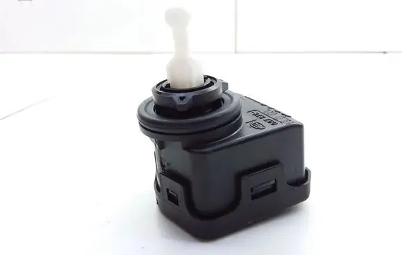 Volkswagen PASSAT B5 Headlight level adjustment motor 1J0941295C