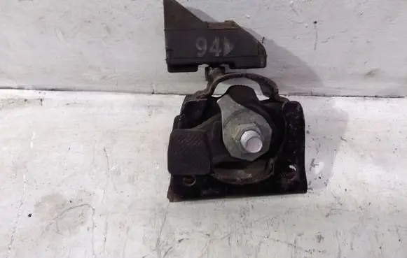 Lexus CT 200H Engine mount bracket
