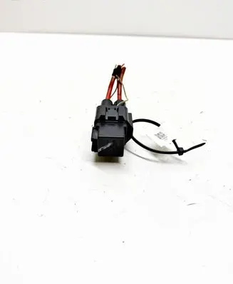 BMW 3 F30 F35 F31 Coolant fan relay 9207913 V23136J100485