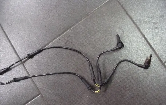 Dacia Sandero ABS brake wheel speed sensor 479104225R