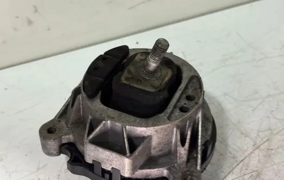 BMW 1 F20 F21 Engine mount bracket 6787657