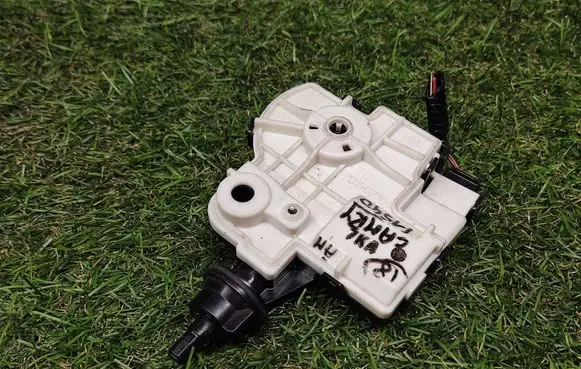 Toyota Camry VIII XV70 Fuel tank cap lock 