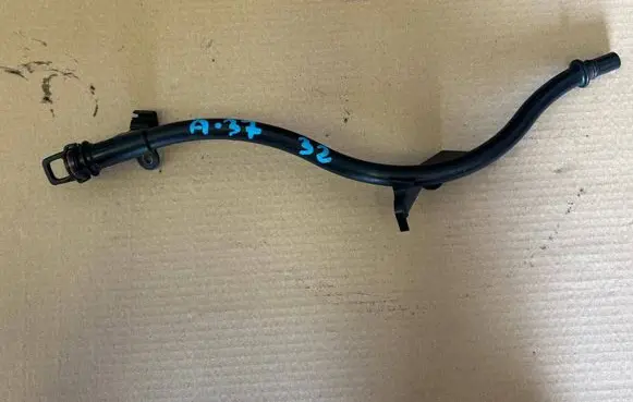 Volkswagen PASSAT B7 Oil level dip stick 03L103634M