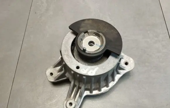 Engine mount bracket