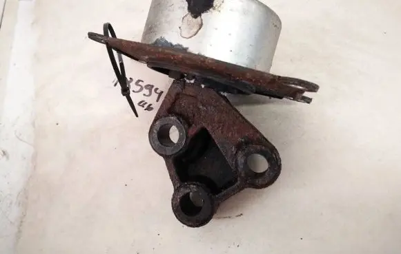 Opel Zafira A Engine mount bracket