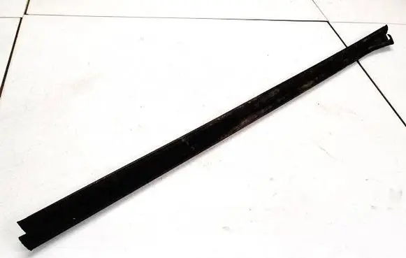 Skoda Octavia Mk2 (1Z) Front door glass trim molding