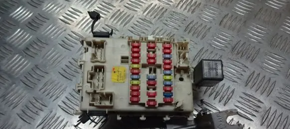 Nissan Primera Fuse box cover 24350-AV700