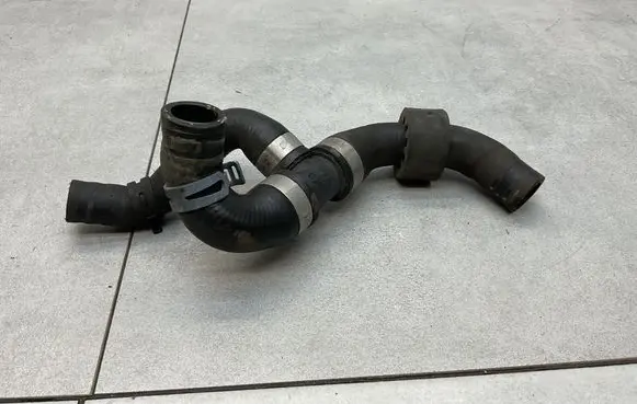 Engine coolant pipe/hose