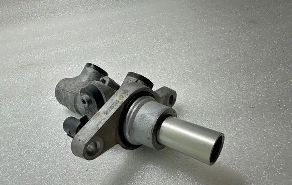 Volkswagen PASSAT B7 Master brake cylinder 1K0945458A 5N0945459A