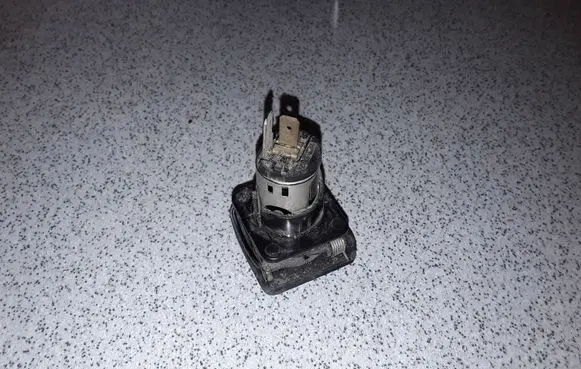 BMW 3 E46 12 V Socket (rear) 61346904008 6904008