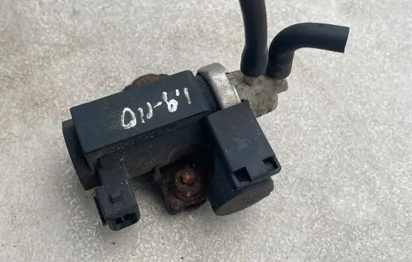 Opel Zafira B Turbo solenoid valve 55558101