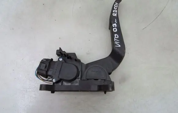 Mercedes-Benz Vito Viano W638 Accelerator throttle pedal 0281062561 A6393000604