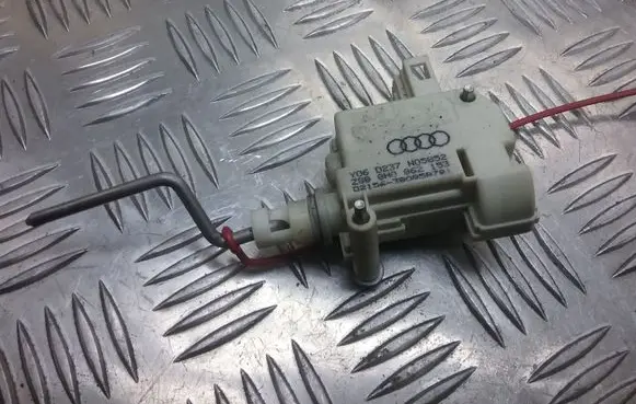 Audi A4 S4 B7 8E 8H Central locking motor 8H0962153 Y06D237N0852