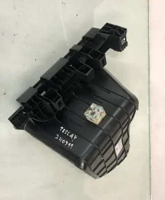 Tesla Model Y Trunk/boot lower side trim panel 1621307-00-B