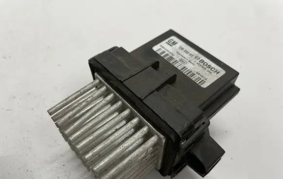 Opel Astra J Heater blower fan relay 13503201
