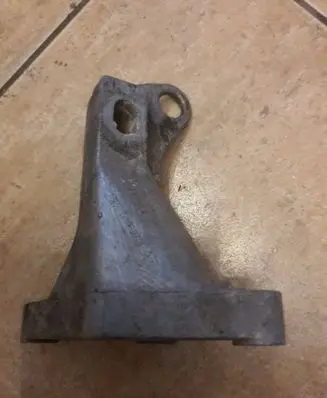 Gearbox mounting bracket