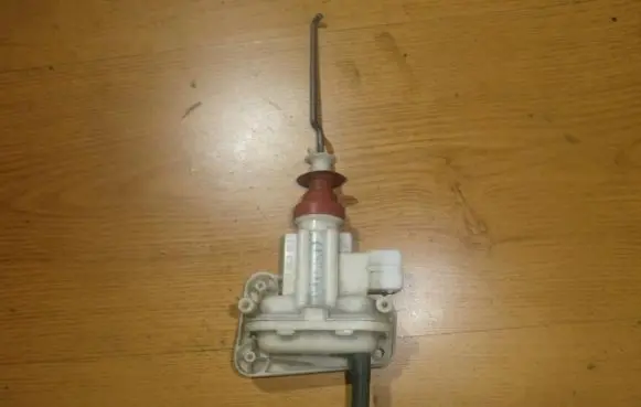 Audi 80 90 S2 B4 Central locking vacuum pump 893862153