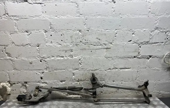 Honda CR-V Front wiper linkage and motor 4622