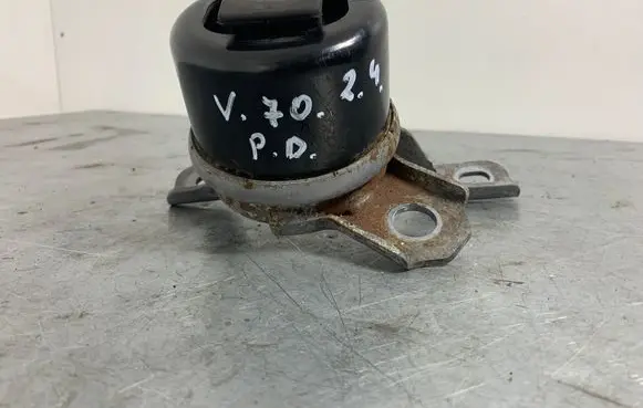 Volvo V70 Engine mount bracket