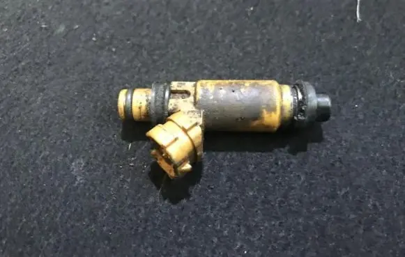 Mazda 626 Fuel injector 8273620