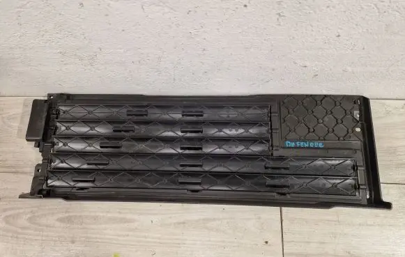 Land Rover Defender Intercooler air channel guide L8b28475