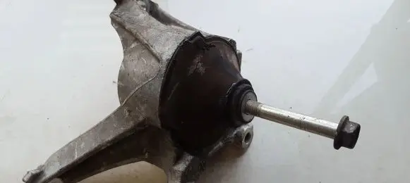 Honda Civic Engine mount bracket