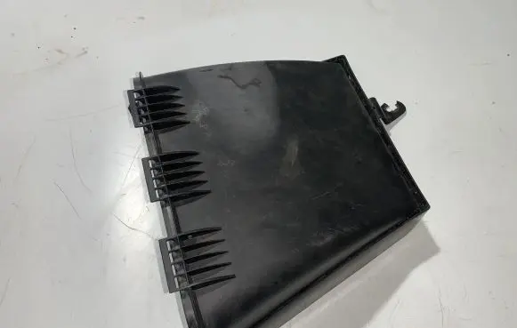 Mercedes-Benz E W211 Air filter box cover 2118300003